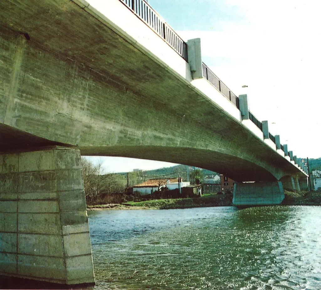Construcción del Puente sobre el Río Jerte: Un Emblema para Plasencia