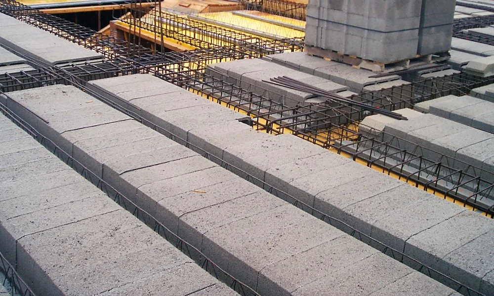 Montaje de forjado de hormigón unidireccional con la normativa UE en España